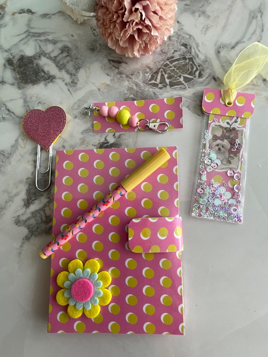 Charming, eye catching stationery set with coordinating accessories.