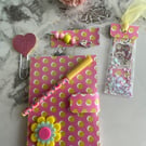Charming, eye catching stationery set with coordinating accessories.