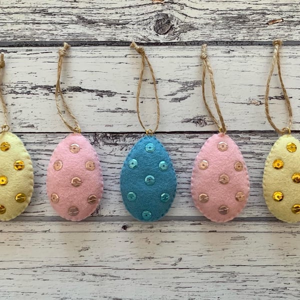 Hanging Easter eggs with sequins