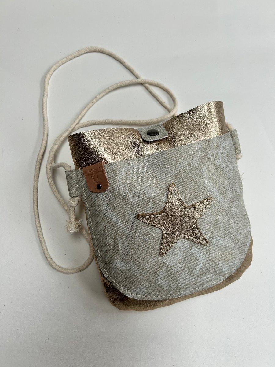 Crossbody bag in gold leather with star motif