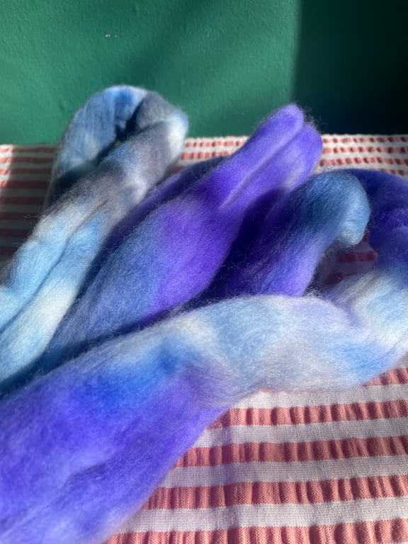 Dyed wool tops roving for spinning - 95g