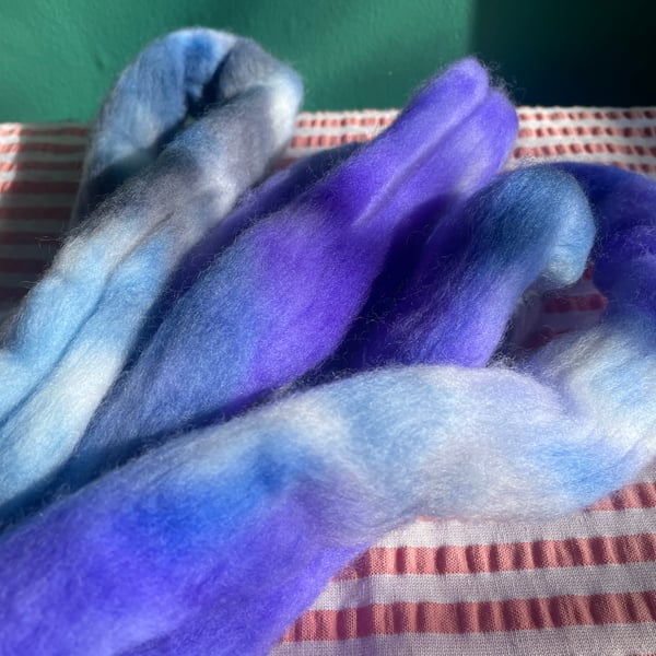 Dyed wool tops roving for spinning - 95g