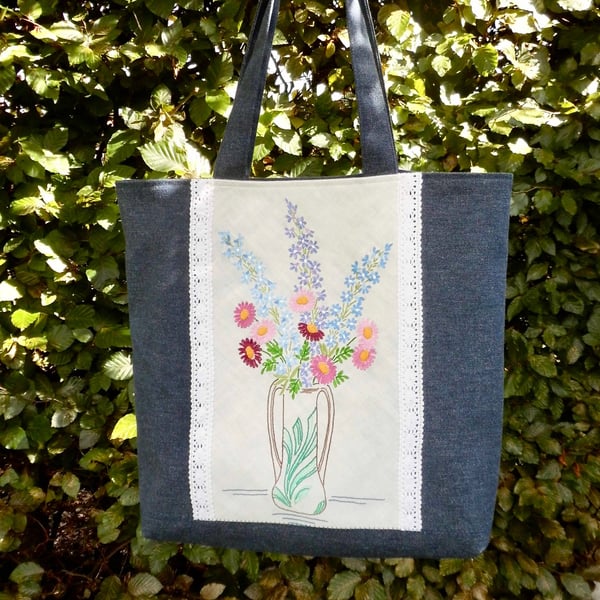 SOLDLarge tote bag and coin purse in denim-style fabric with vintage embroidery.