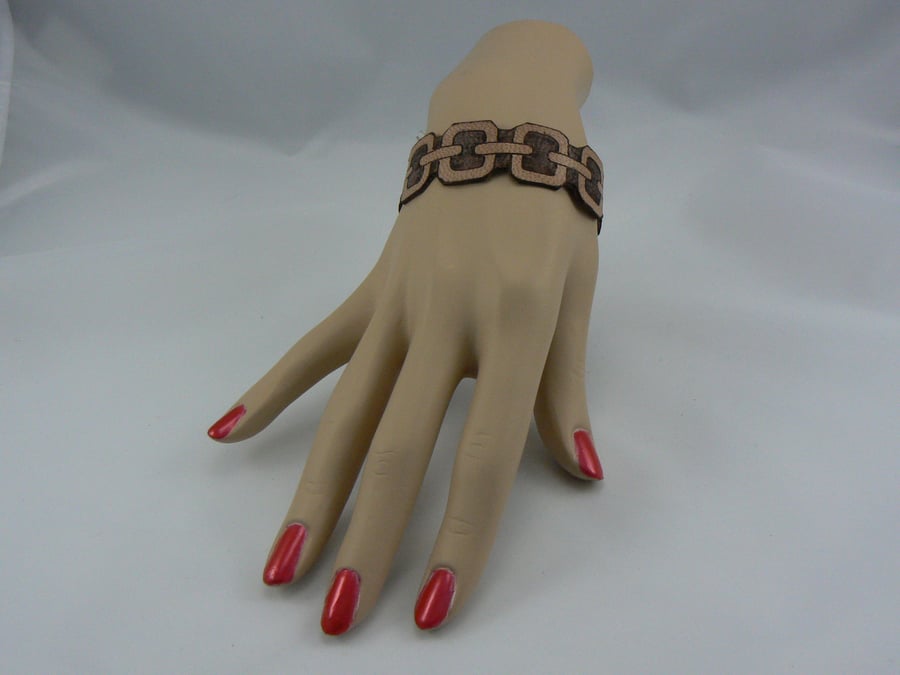 Pyrographed leather bracelet (chain)