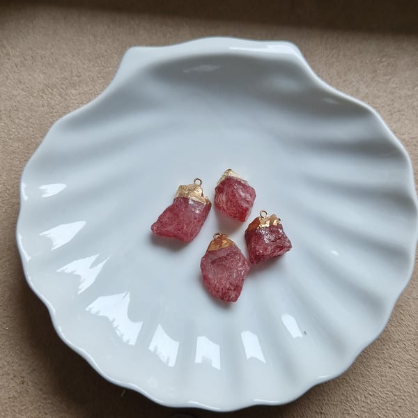 Raw quartz crystal pendants gold  x 4 strawberry pink