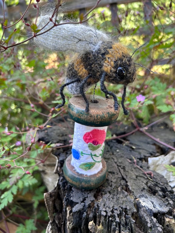 Bobbinbee - Knitted Bee on a vintage wooden bobbin
