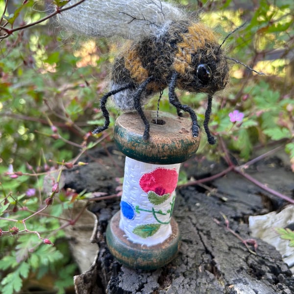 Bobbinbee - Knitted Bee on a vintage wooden bobbin