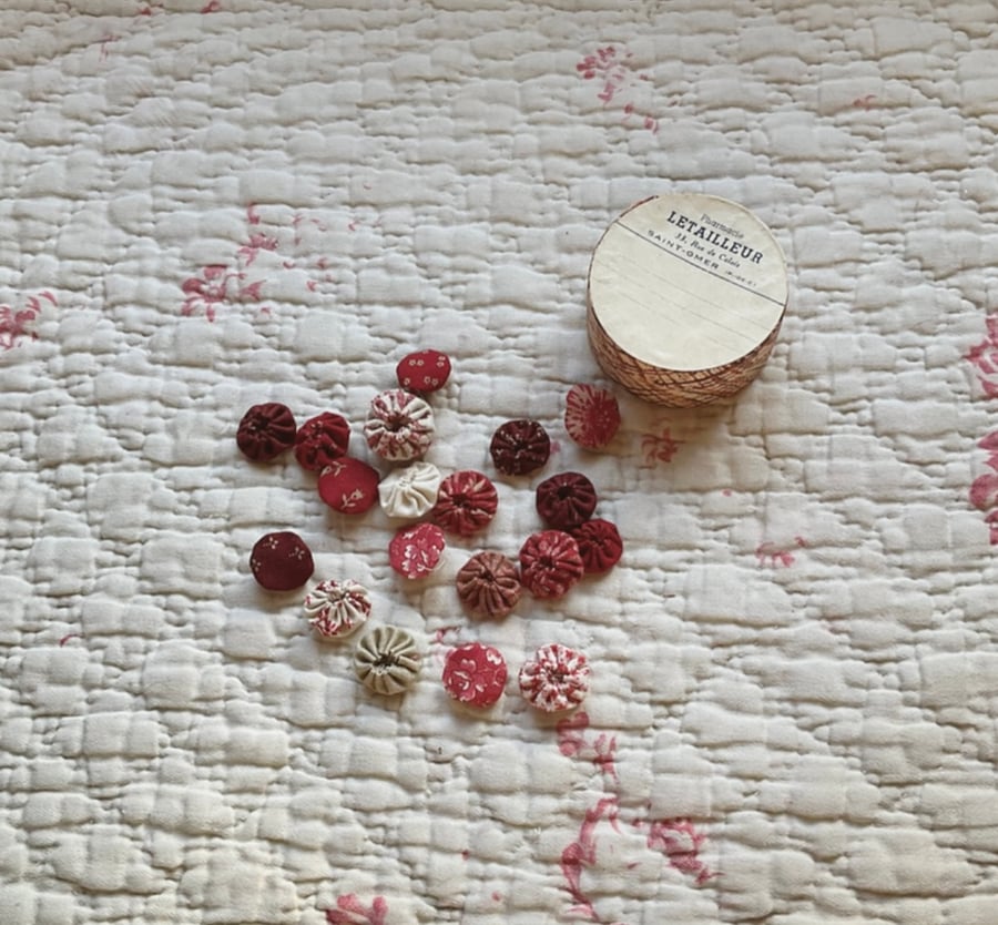 Vintage Box containing 20 Mini Suffolk Puffs (yoyo’s)