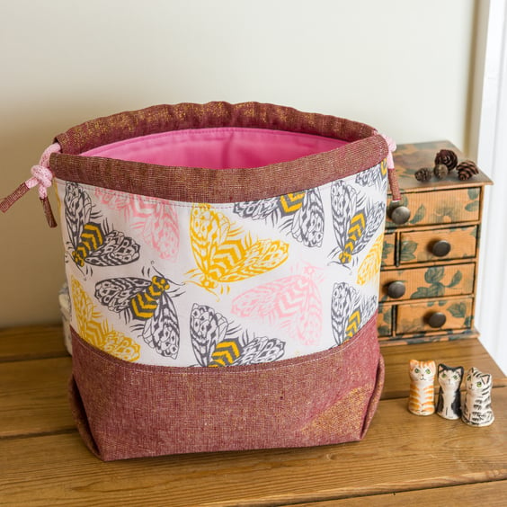 Drawstring project bag featuring stylish bees and sparkles!