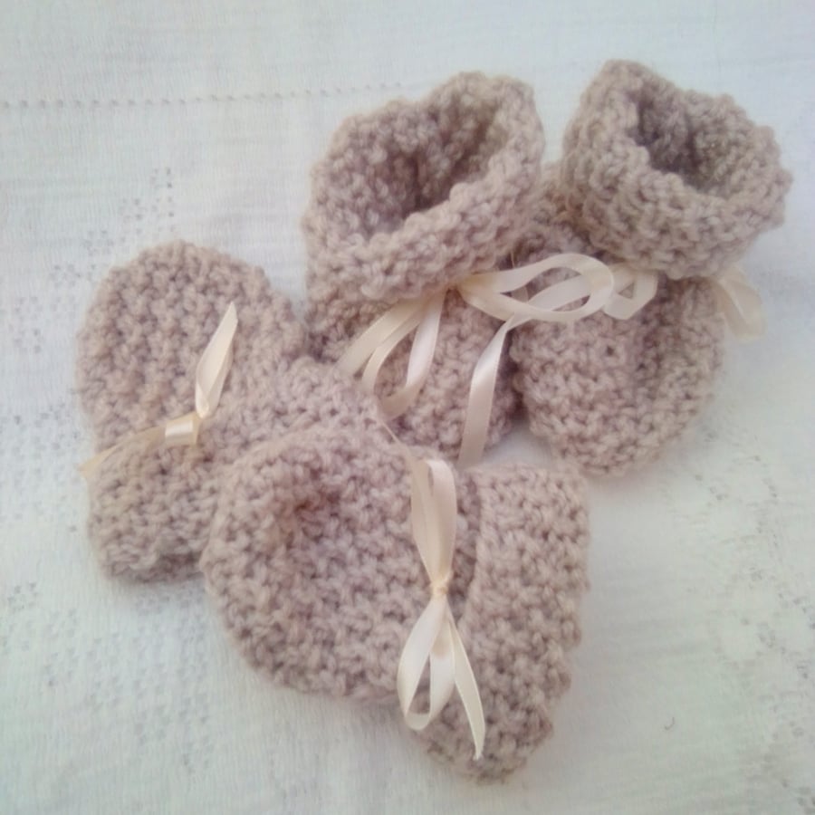 Knitted Baby Boots and Mittens Set, Baby Shower Gift, New Baby Gift