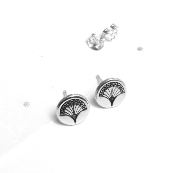 Deco fan circle stud earrings