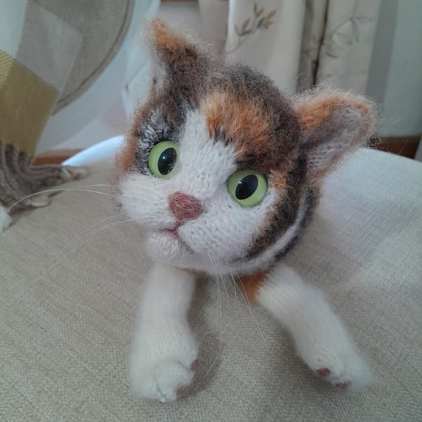 Calico Cat, dotpebblesknits Design, Knitted Tortoiseshell Cat 