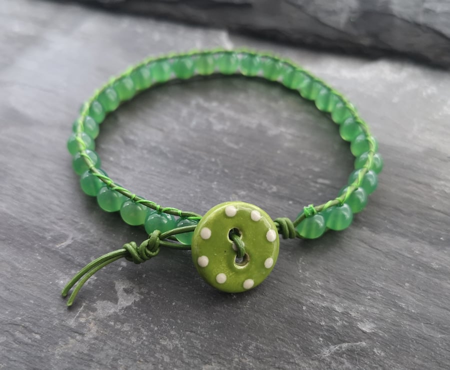 Green leather and agate bracelet with ceramic spotty button