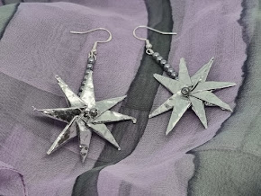 Metallic paper star-shaped earrings 