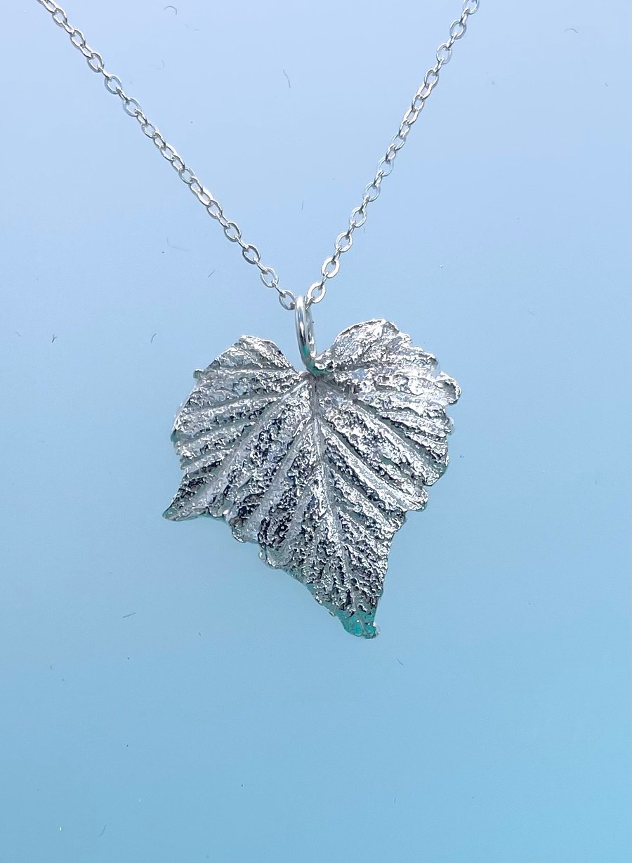 Fine silver vine leaf pendant