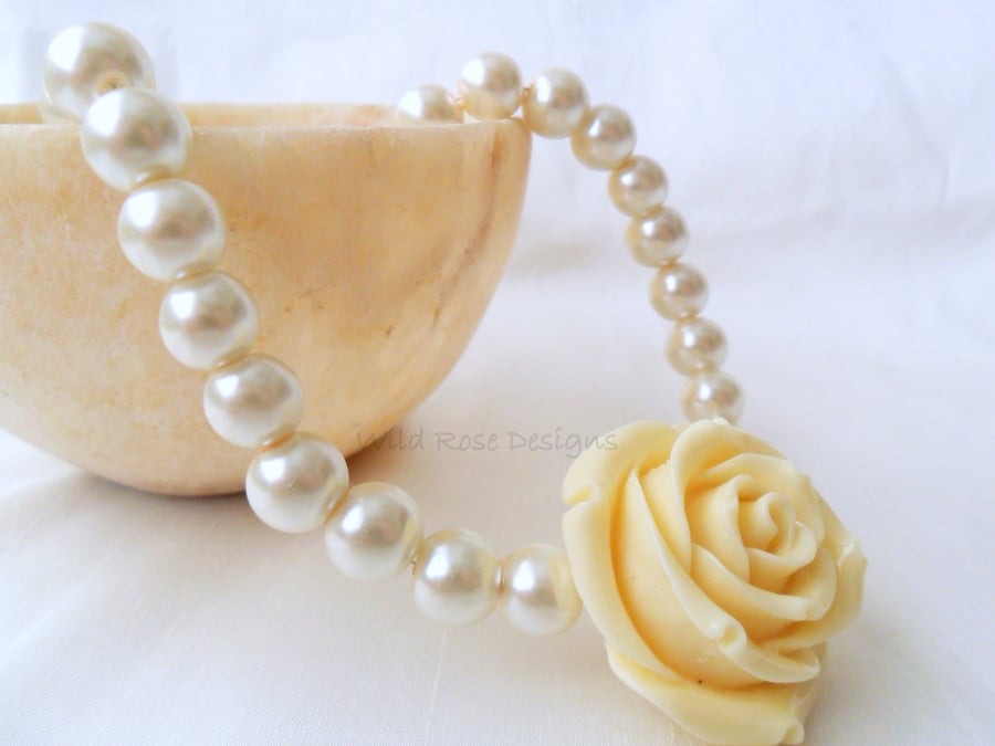  Ivory pearl necklace with resin rose.