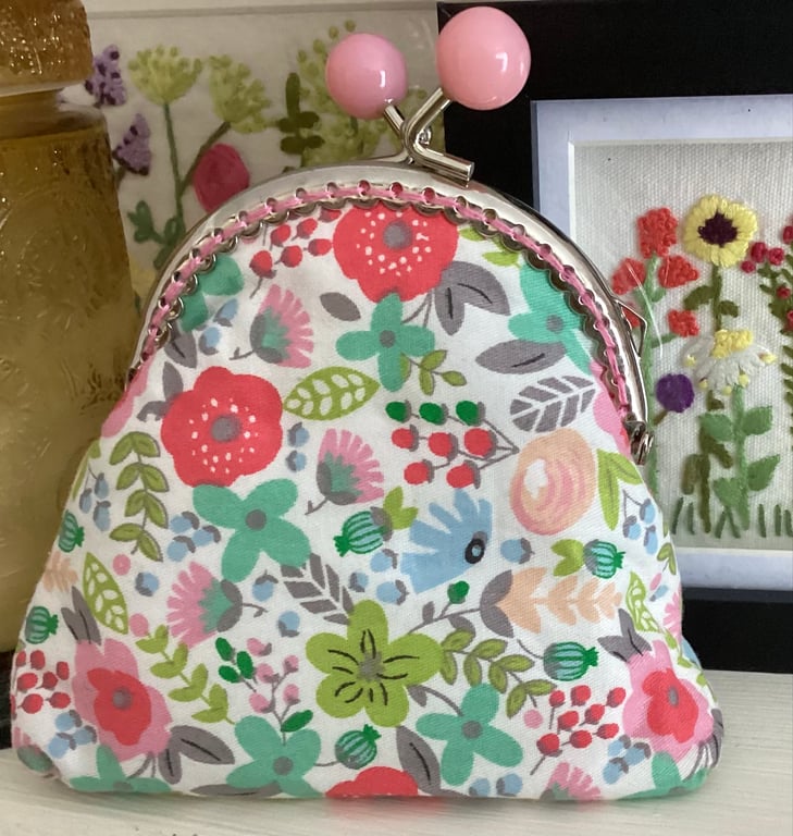 Summer floral coin purse with pale pink ball clasp.
