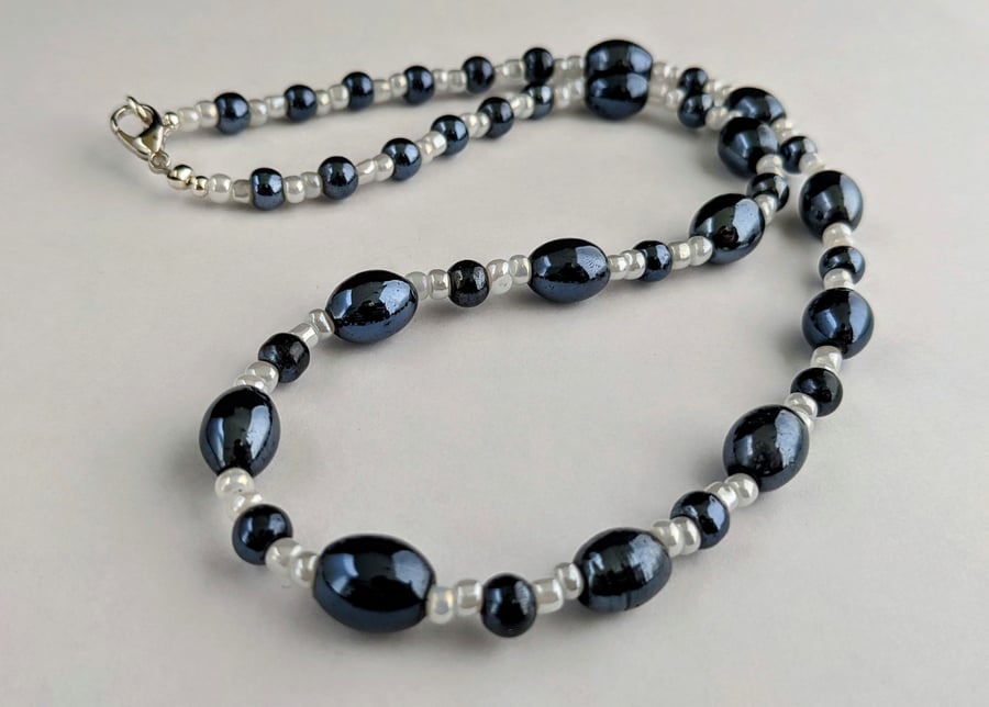 Black and white lustre glass bead necklace - 1002679