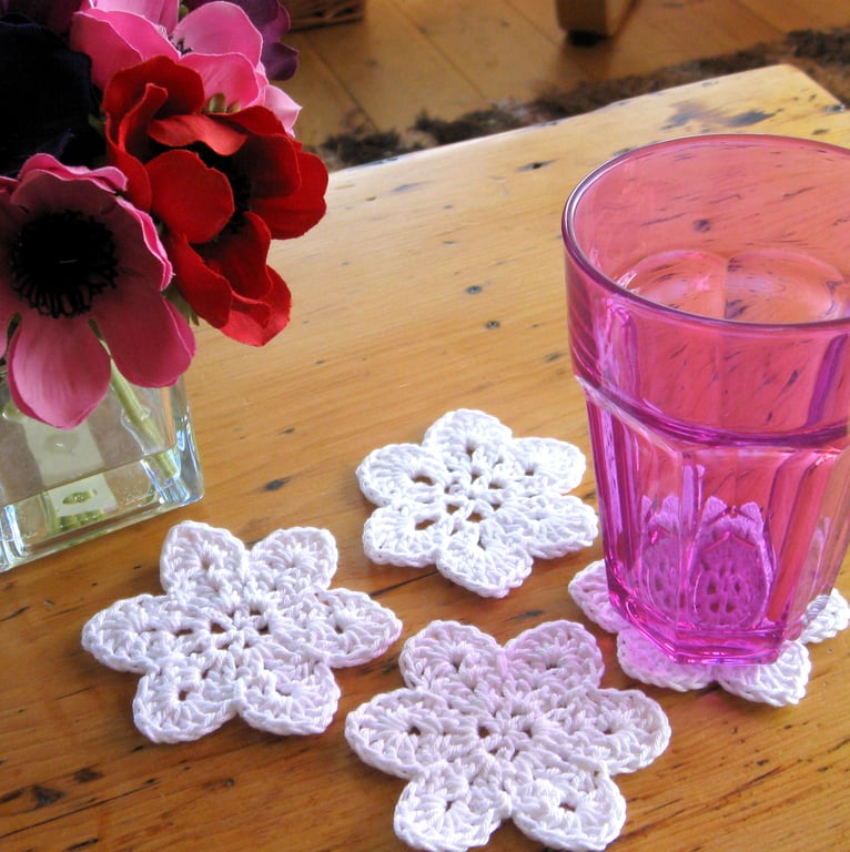 Crochet pattern for crochet coasters and hanging decorations.