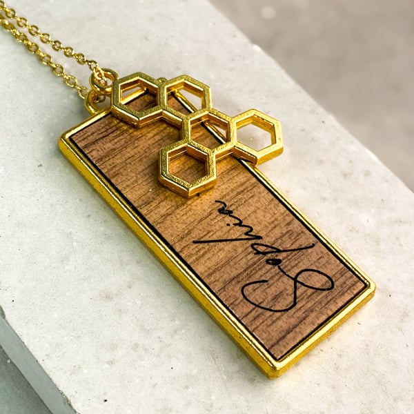 Custom-Engraved Wooden Honeycomb Pendant Necklace - Personalised jewellery