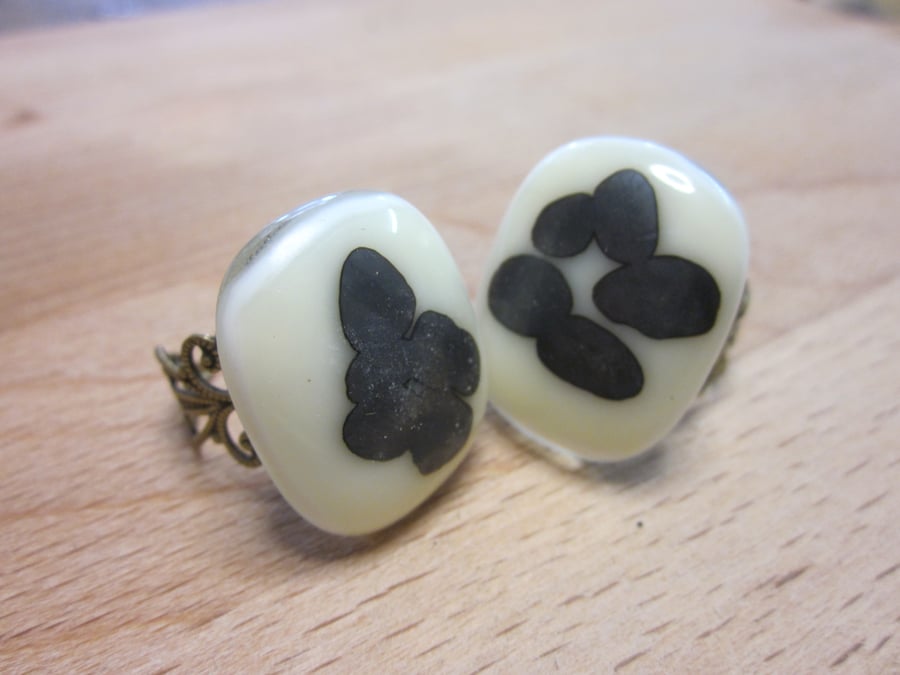 Handmade glass cabochon filigree ring - vanilla with deep grey reaction