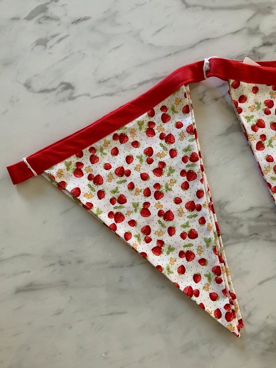 Large Bunting featuring strawberries  4.5 metres excluding ties, 18 flags