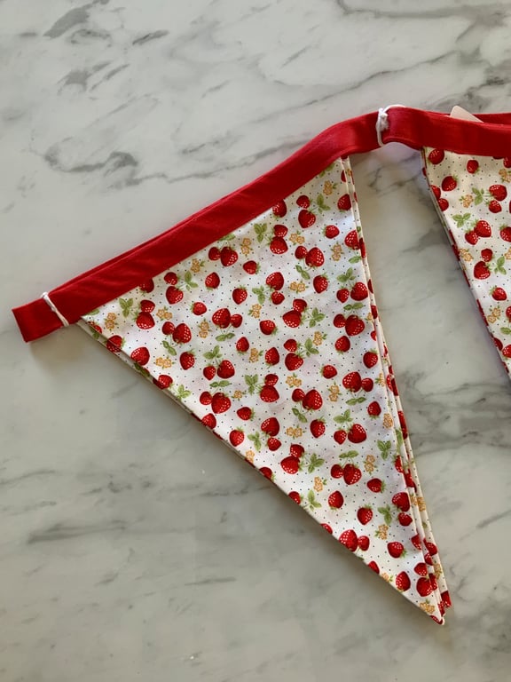 Large Bunting featuring strawberries  4.5 metres excluding ties, 18 flags