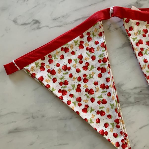 Large Bunting featuring strawberries  4.5 metres excluding ties, 18 flags