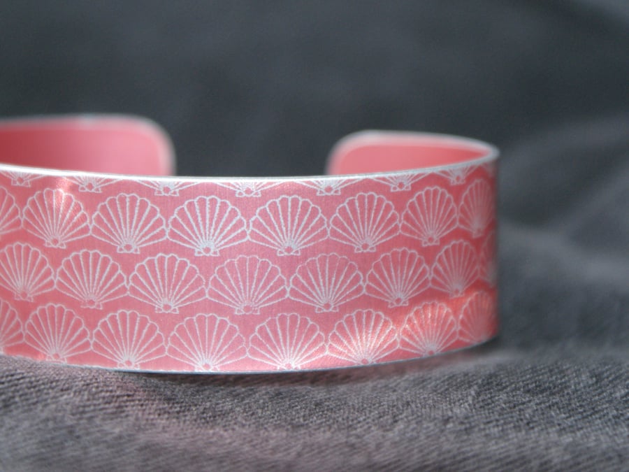 Geometric shell pattern cuff bracelet coral