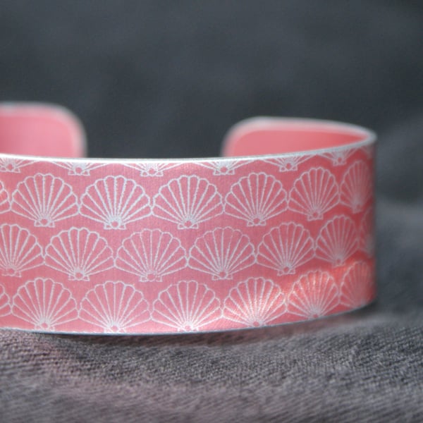 Geometric shell pattern cuff bracelet coral
