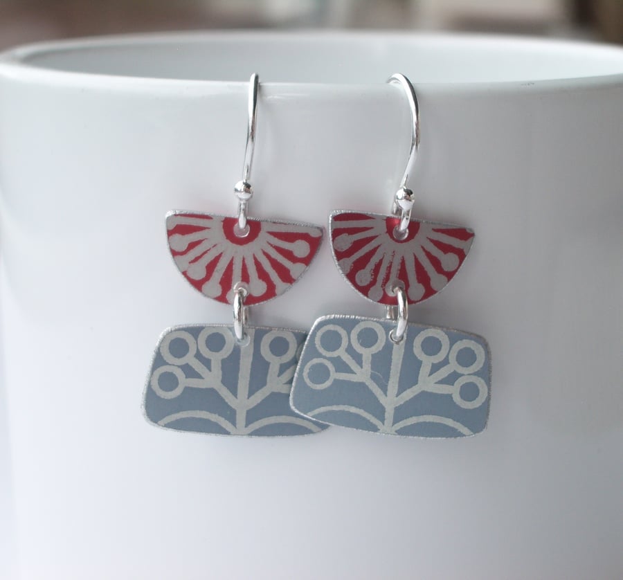 Red and grey retro flower earrings 