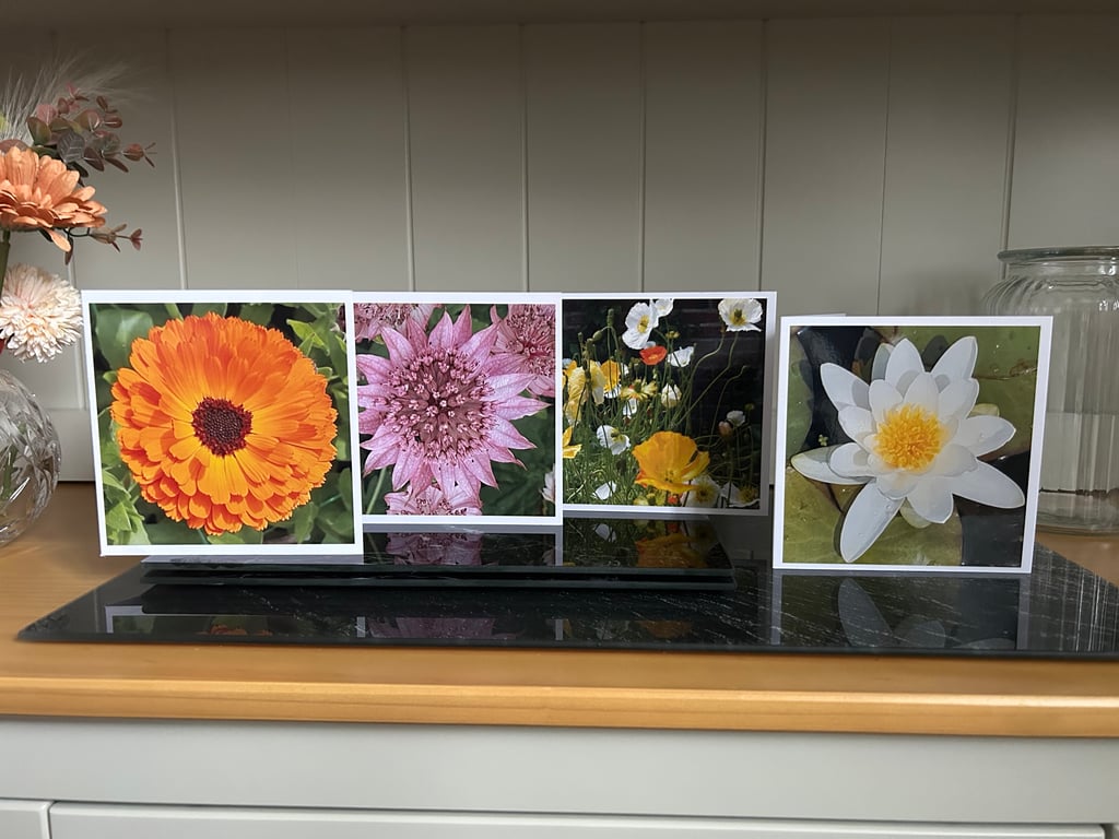 Set of 4 blank cards with flowers 