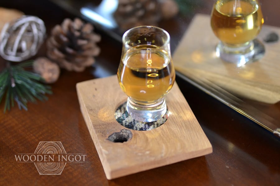 Mini British oak coaster with knot & 1 Nosing glass