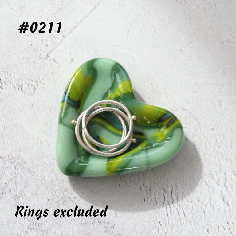 Green heart shaped fused glass ring dish, 5cm approx (0211)
