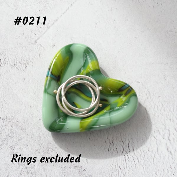 Green heart shaped fused glass ring dish, 5cm approx (0211)