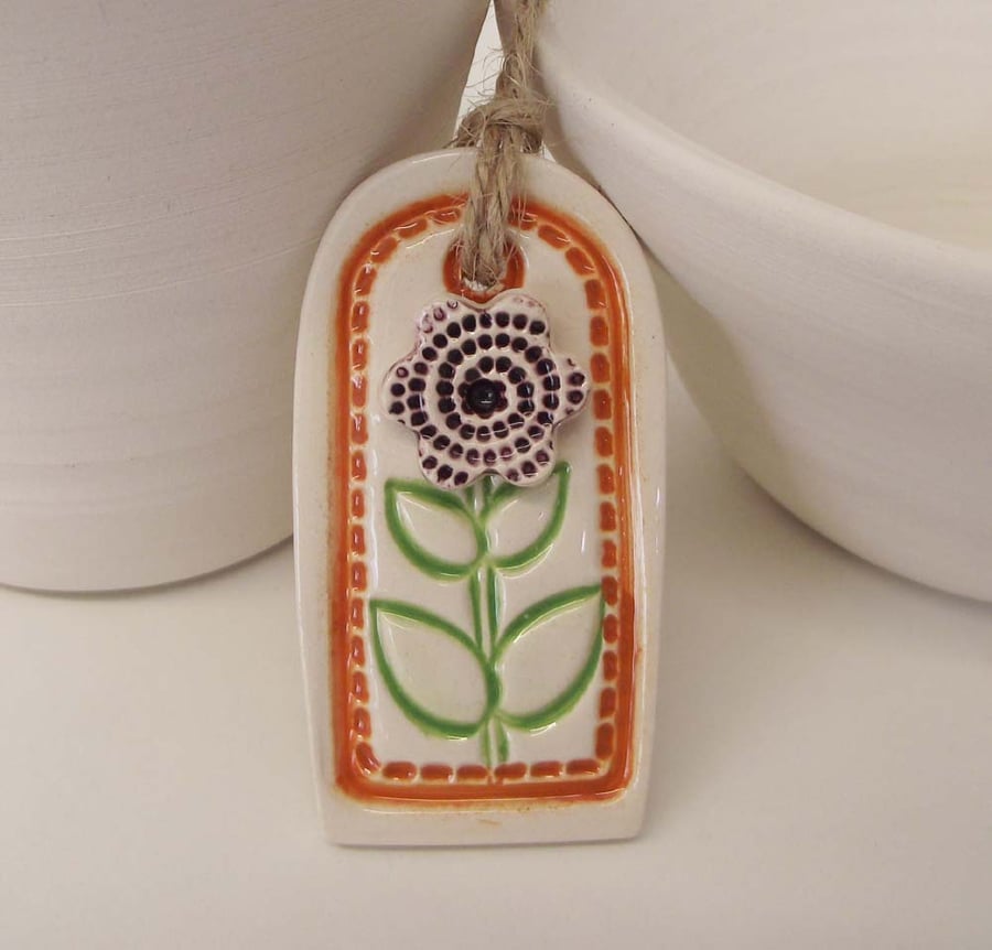 Small ceramic gift tag decoration with flower