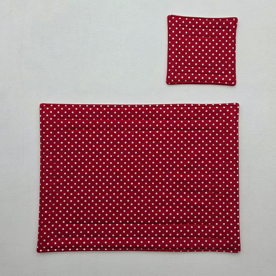 Polka dot quilted fabric place mats and coaster set