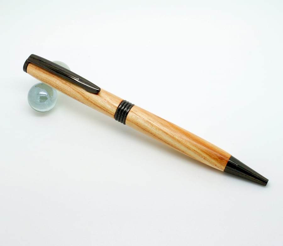 Streamline pen dressed in Honey Locust