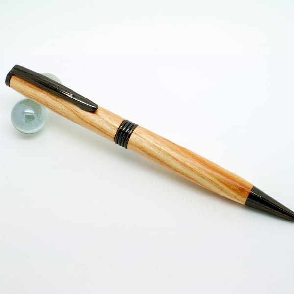 Streamline pen dressed in Honey Locust