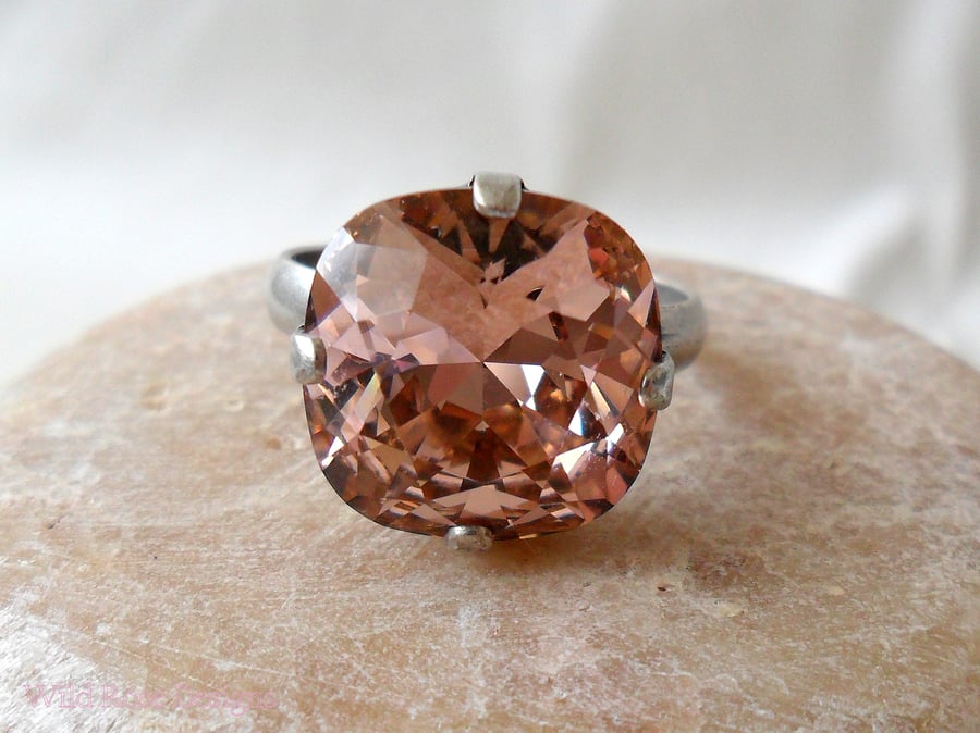 Adjustable ring with a Swarovski crystal in vintage rose - Sale item!