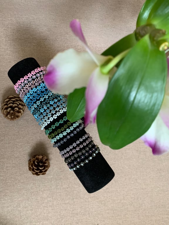 Handmade bead daisy bracelet