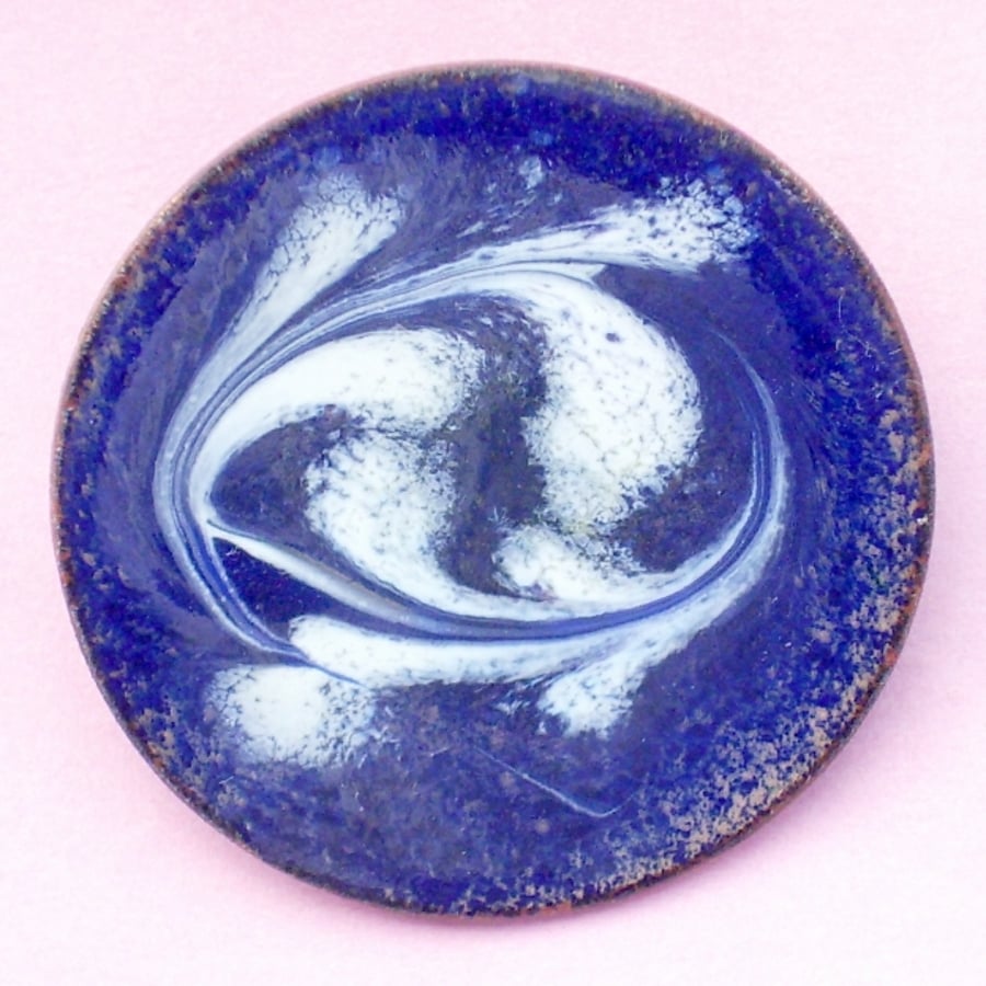 Round brooch - scrolled white over blue