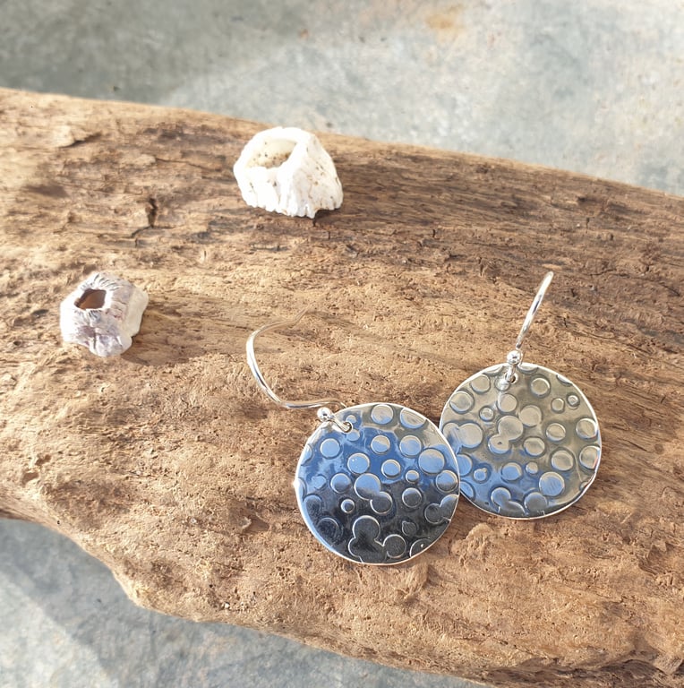 Circular pebble texture silver earrings