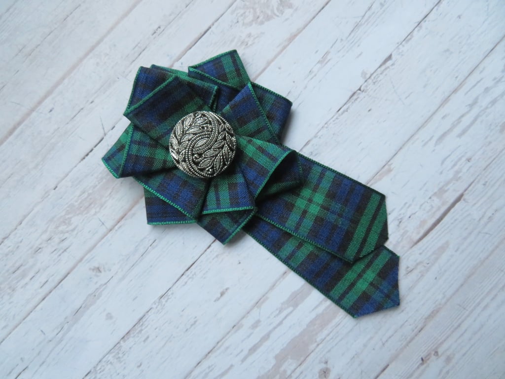 Black Watch Tartan Ruffle Rosette and Leaf Scroll Button Brooch Pin 