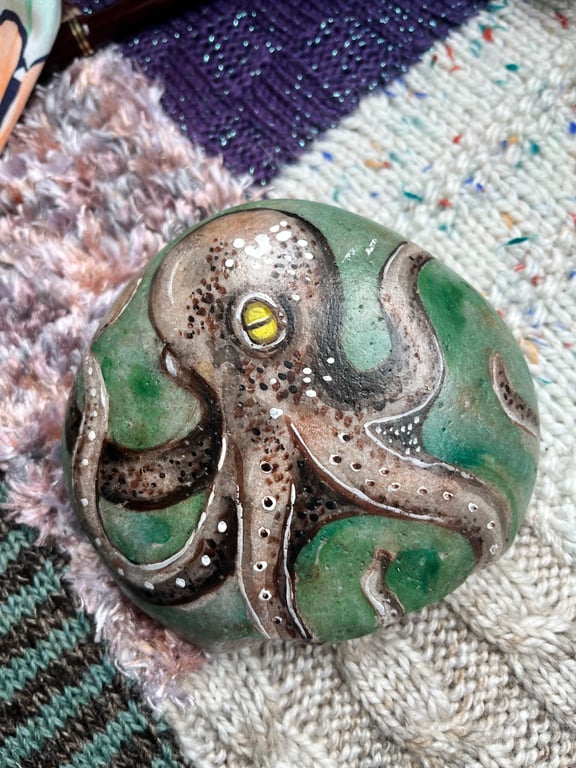 Realistic  Octopus hand painted paperweight stone 