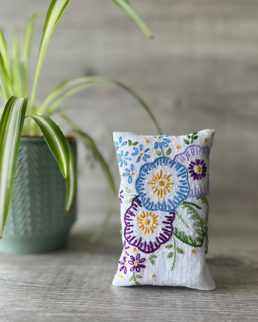 Vintage embroidered linen floral  tissue holder