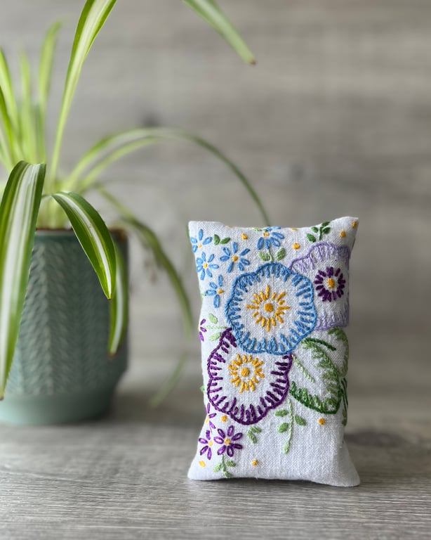 Vintage embroidered linen floral  tissue holder