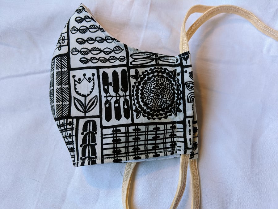 Cotton face mask with monochrome pattern