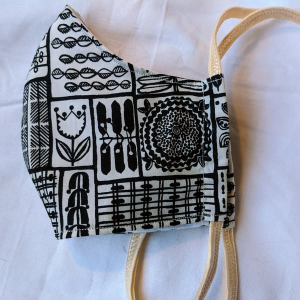 Cotton face mask with monochrome pattern