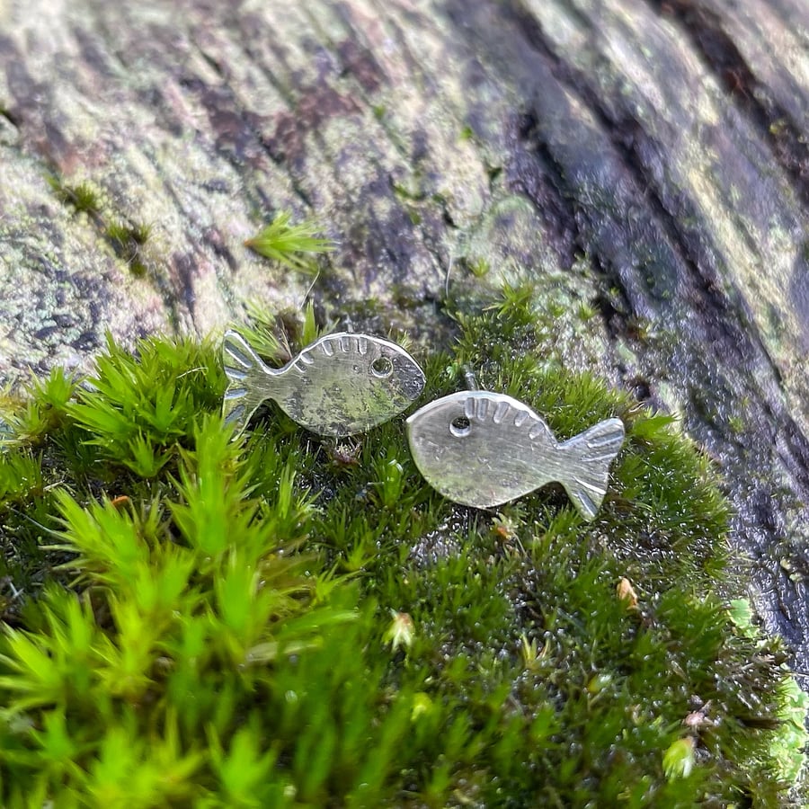  Silver fish stud earrings